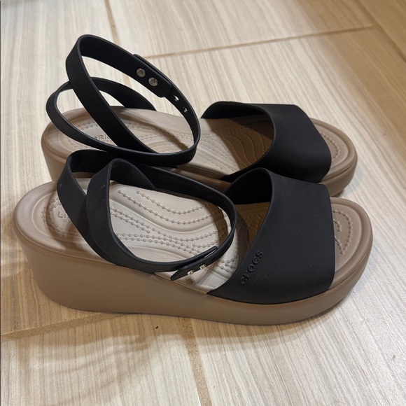 CROC Brooklyn Ankle Strap Wedges - Picture 4 of 6